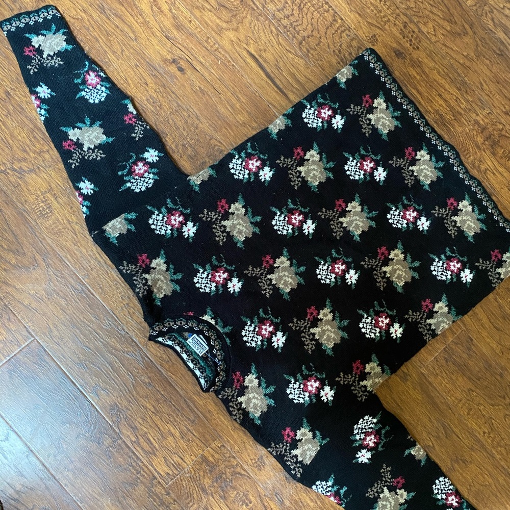 M | BASIC EDITIONS KNIT FLOWER SWEATER